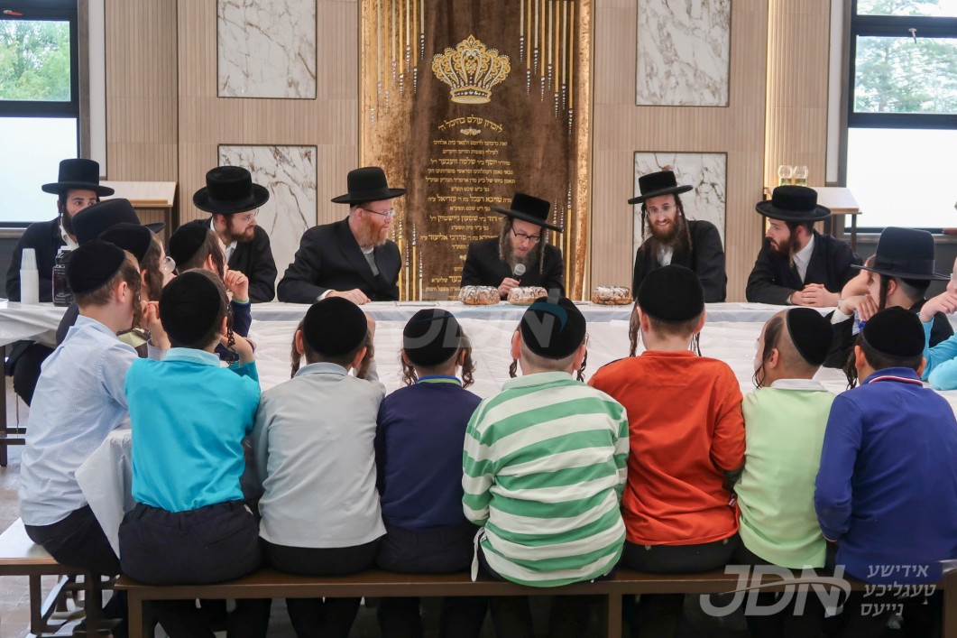 מעמד "וכולם מקבלים" פארגעקומען אין מחנה פאפא דורך ישיבת לב אבות בראשות הרה''צ ר' מאיר גרינוואלד בן האדמו''ר מפאפא