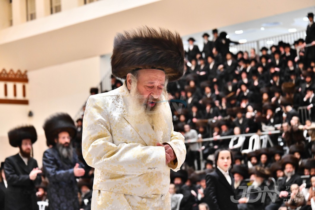 האדמו"ר מדעעש קומט אן צוגאסט קיין ניו יארק פאר צוויי חתונות במעון קדשו, וועט פראווענען דעם קומענדיגן שבת אין קרית יואל
