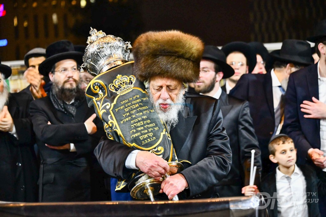 ספעציעלע שבת התוועדות און הכנסת ספרי תורה געפלאנט בחצר הקודש קאפיטשניץ
