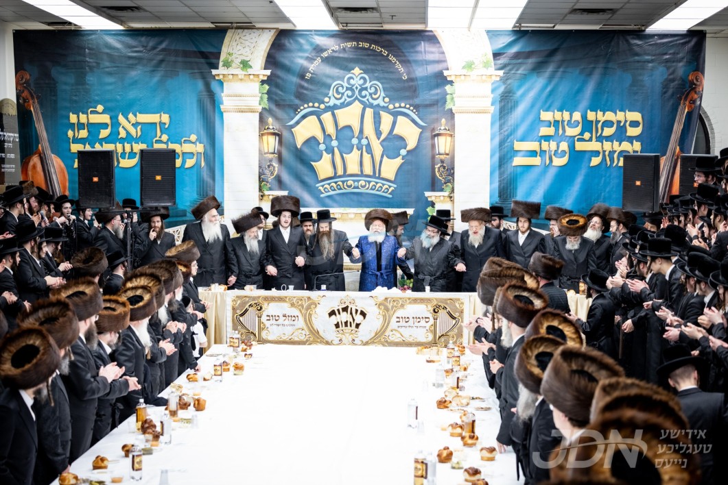 שמחת השבע ברכות פון אייניקלעך פון האדמו"ר מבאבוב און ר"י באבוב אין מתיבתא עץ חיים ד'באבוב