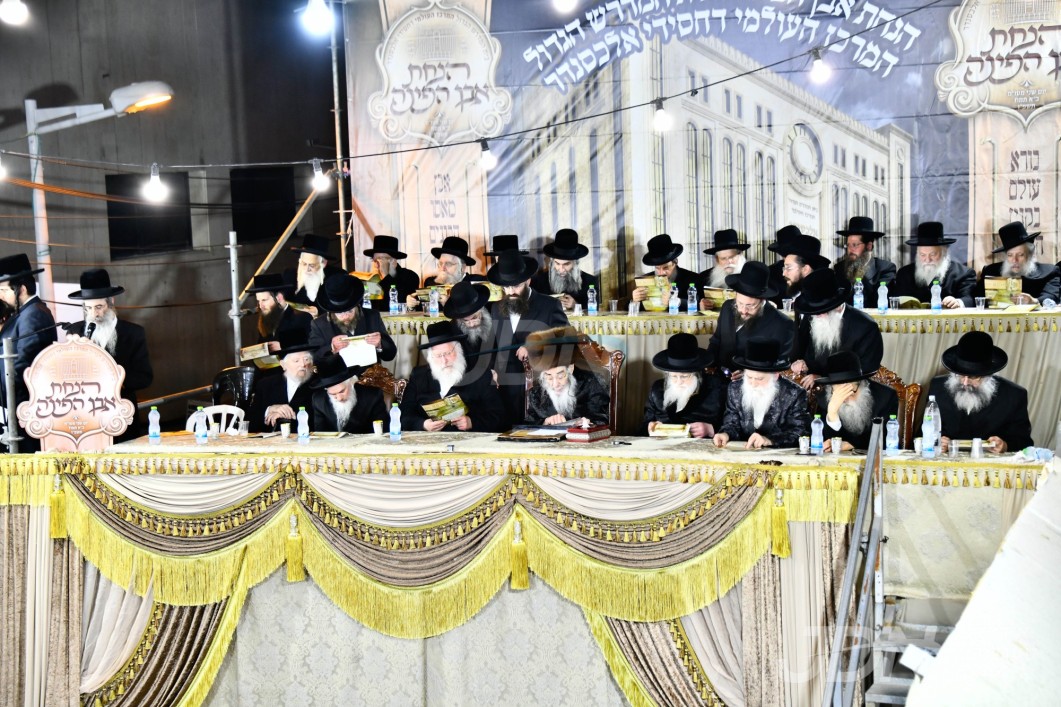 היסטארישע מעמד הנחת אבן הפינה פארן נייעם ביהמ"ד הגדול מרכז העולמי דחסידי אלכסנדר, פארגעקומען נעכטן אין בני ברק