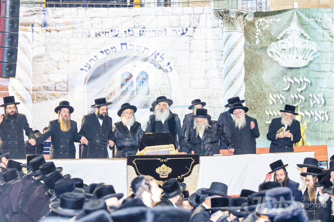 האדמו"ר מדושינסקיא ביים הדלקה ל"ג בעומר