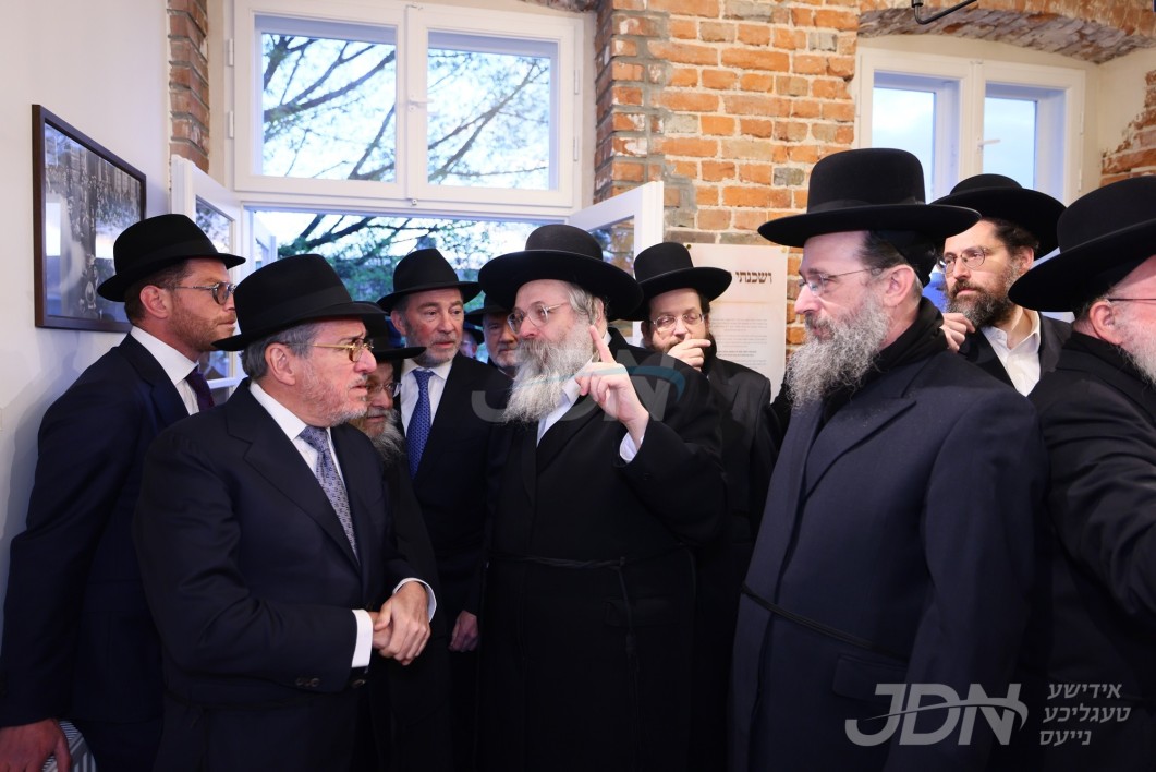 אלפי חסידי גור איבער די גארער וועלט, האלטן מיט מיט התרגשות רירנדע מעמד "חנוכת הבית וקביעת מזוזה" פאר די היסטארישע הייזער אינעם הייליגן הויף אין שטאט גור