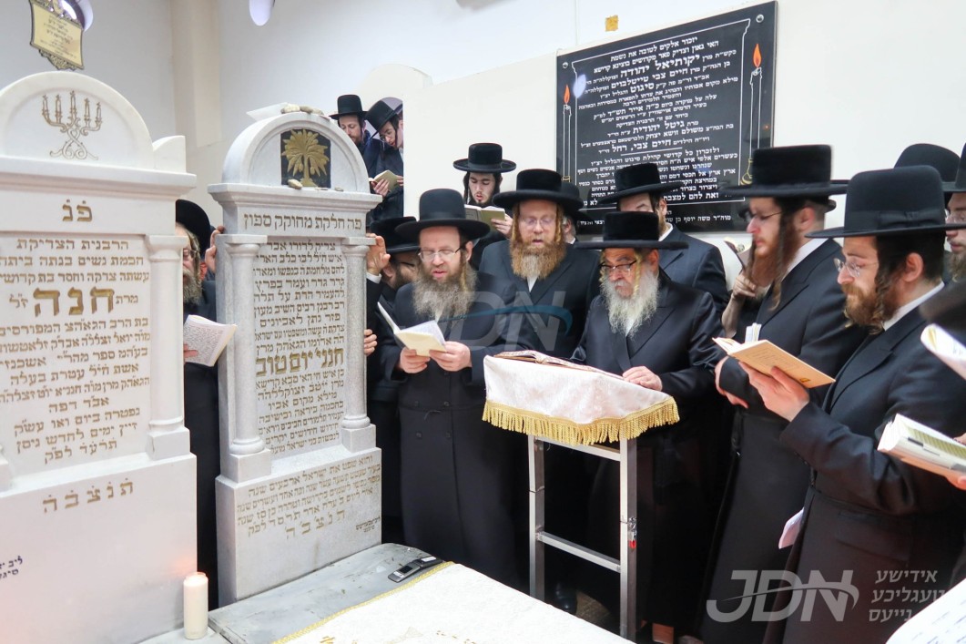 האדמו"ר מסאטמאר אויף א נסיעה קיין סיגוט לרגל די יומא דהילולא קדישא פון זקינו הרה"ק בעל הקדושת יו"ט זי"ע