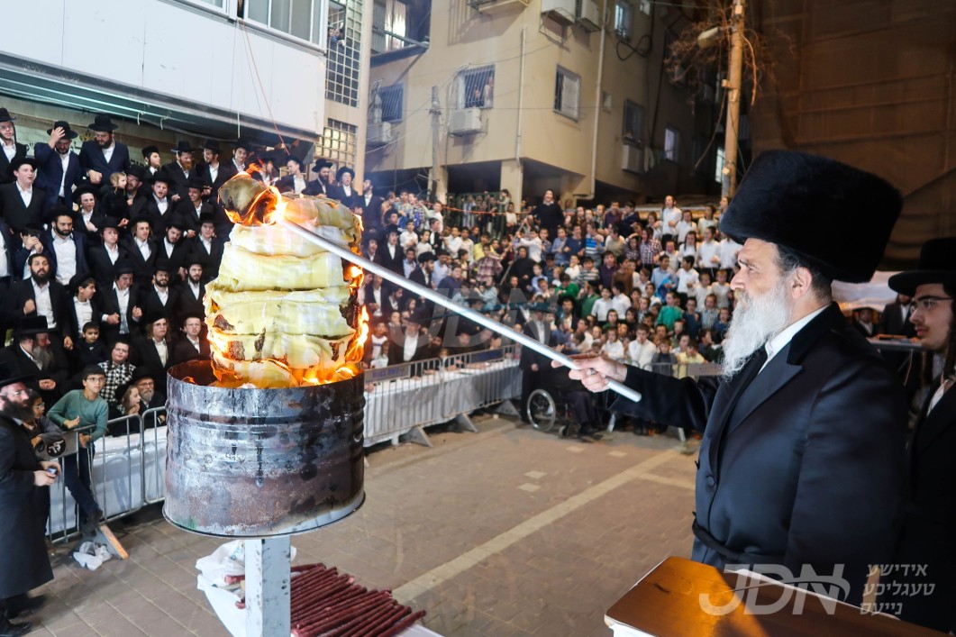 האדמו"ר מאשלאג בעל בני היכלא ביים הדלקה ל"ג בעומר