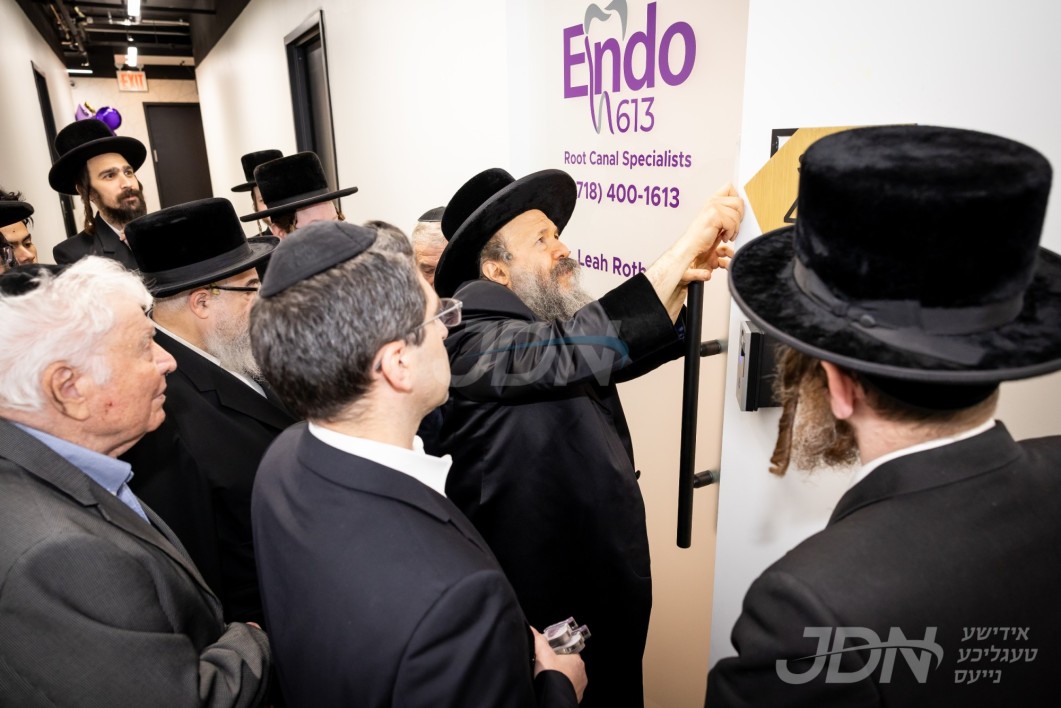 האדמו"ר מבאבוב-45 ביים מעמד קביעת מזוזה פארן נייעם דענטעל צענטער Endo 613
