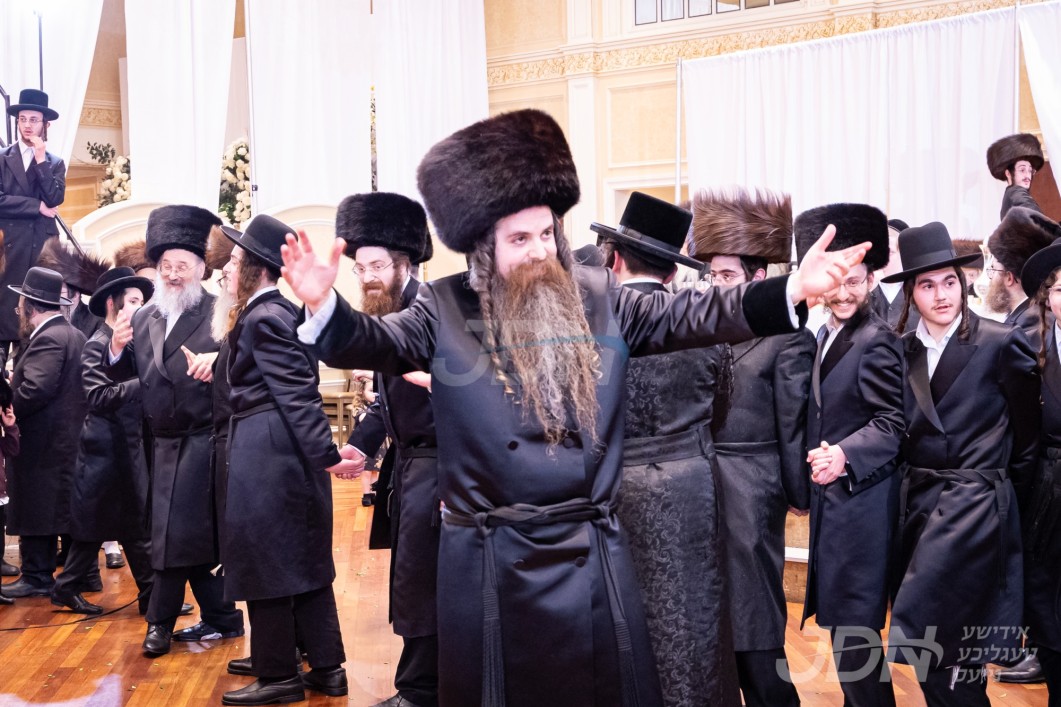 שמחת החתונה פון הכלה בת האדמו"ר מאמשינאוו ארה"ב מיט החתן אייניקל פון הרבנים מסטרעטין און דראהביטש