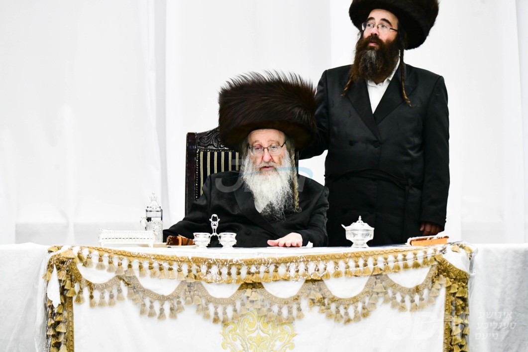 ערב און מוצאי יום כיפור אין חצר הקודש ביאלא