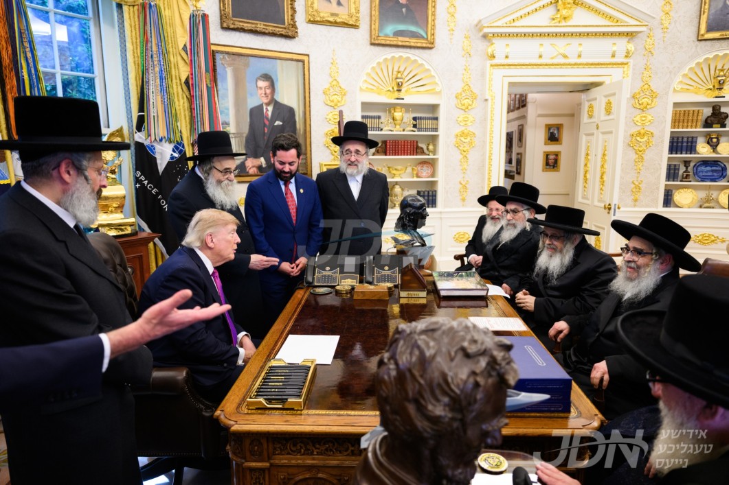 תנו כבוד למלכות: היסטארישע זיצונג דורך גדולי האדמורי"ם והרבנים מיטן אמעריקאנעם פרעזידענט טראמפ ירום הודו, פארצייכנט מיט גאלדענע אותיות אין אמעריקאנער אידישע היסטאריע