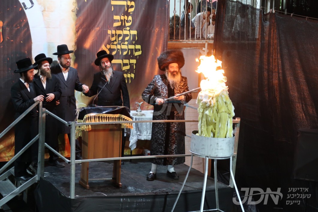 האדמו"ר מזוטשקא ביים הדלקה ל"ג בעומר