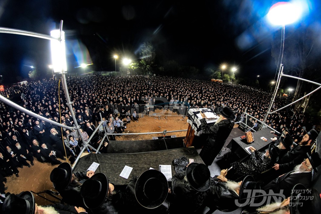 עצרת תפלה ומחאה דורך אלפי חסידי צאנז, פארענט פון די מיליטערישע טורמע נומער 10, אין ליכט פון די ארעסט אויף א בחור און אינגערמאן מחסידי צאנז