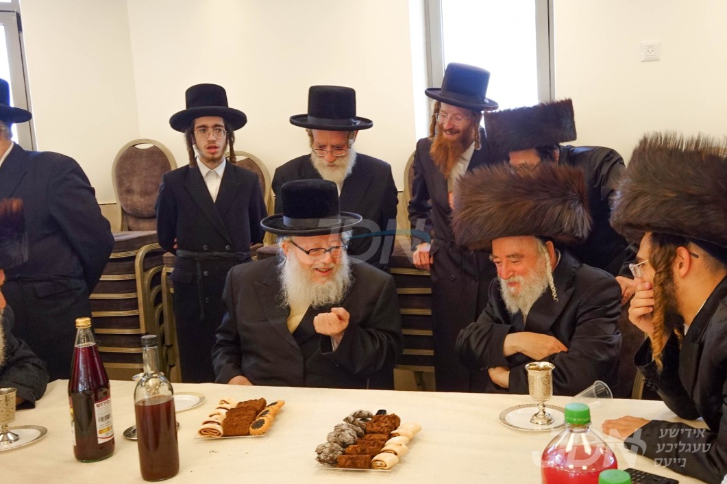 שמחת הברית פון א אור אייניקל פון הגה"צ רבי יצחק משה ערלאנגער, במעון הנופש פון האדמו"ר מבוהוש אין די בית וגן געגנט אין ירושלים