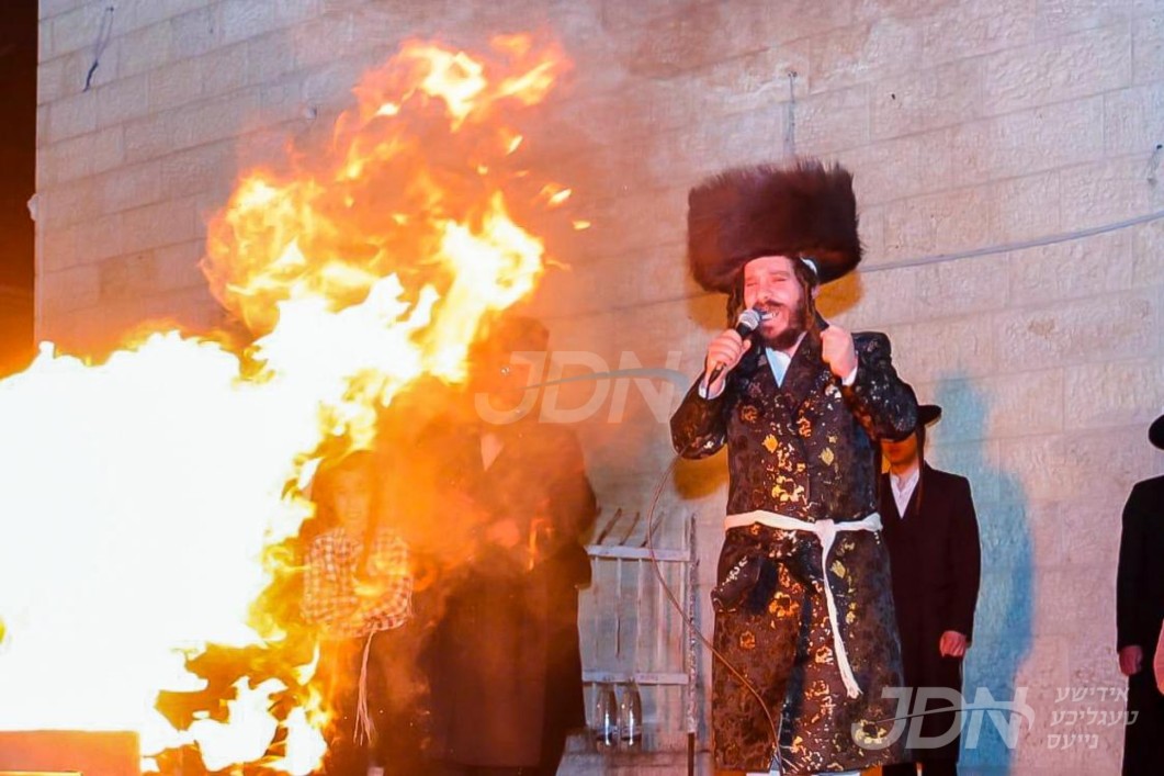 האדמו"ר מקרעטשניף כפר עטה ביים הדלקה ל"ג בעומר