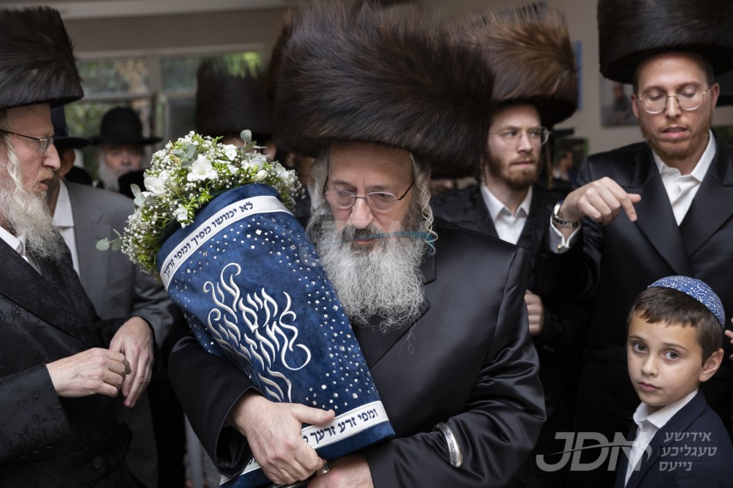 הכנסת ספר תורה צו ביהמ"ד דעעש אין אנטווערפן