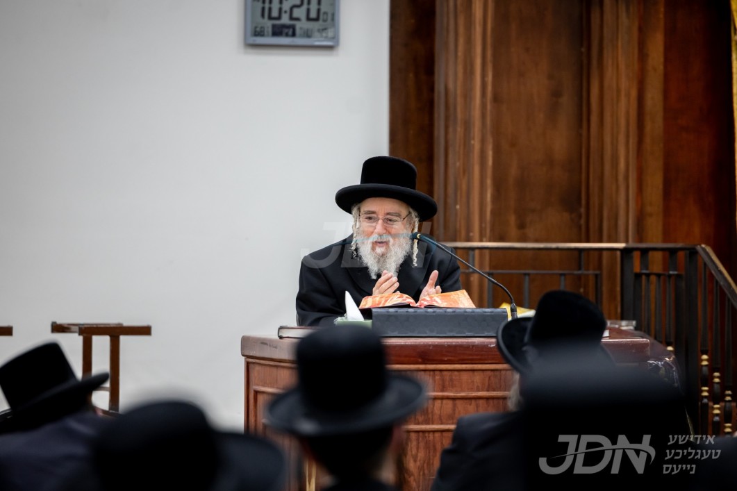 הגה"צ רבי יצחק משה ערלאנגער ביים שיעור אין ספר אור החיים הק' אין ביהמ"ד סאטמאר אין מאנסי