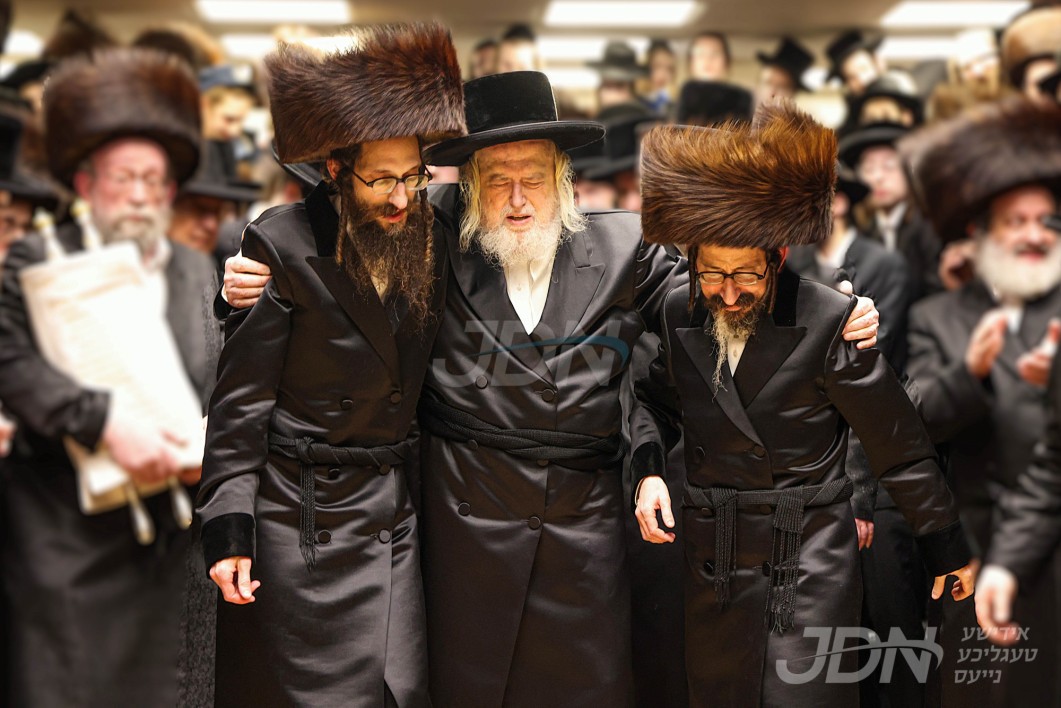 הכנסת ספר תורה לזכר נשמת הרה"ק בעל ישועת יעקב סקולען זי"ע צום ביהמ"ד סקולען אין וויליאמסבורג