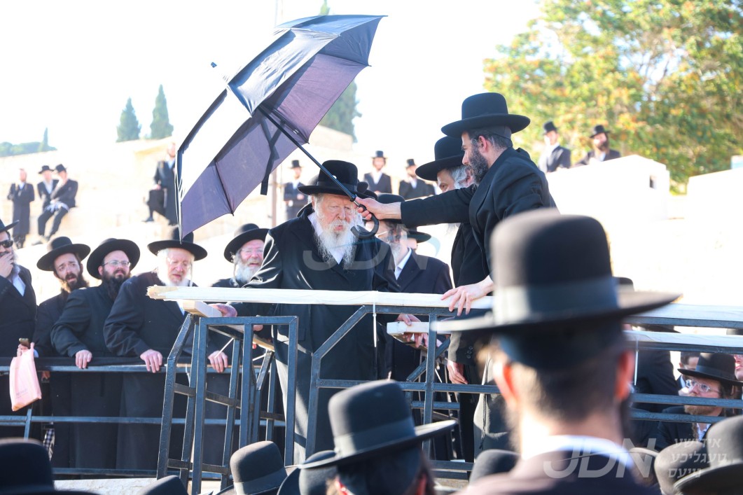 האדמו"ר מגור ביים עלי' לציון אביו הרה"ק בעל לב שמחה מגור זי"ע אויפן הר הזיתים לרגל די יארצייט