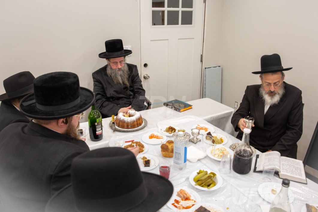 האדמו"ר מטאלנא ביים סעודת ראש חודש אין ביהמ"ד סקווירא אין דזשעקסאן