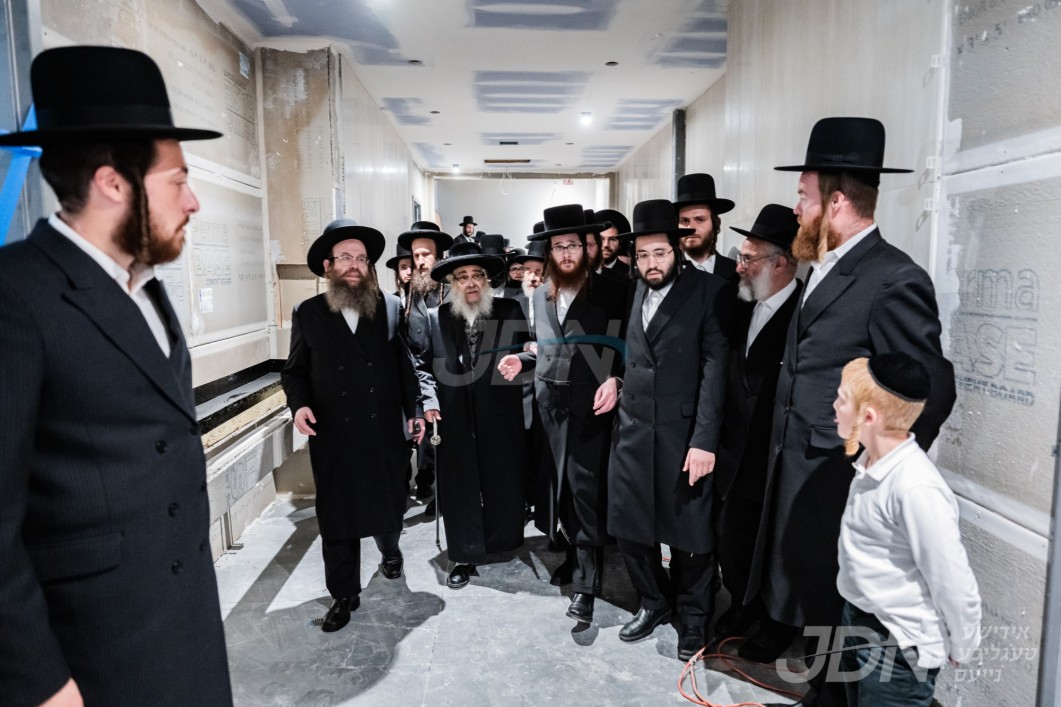 האדמו"ר מסאטמאר באזוכט די בוי ארבעט פונעם מקוה אין ביהמ"ד סאטמאר אין לינדען