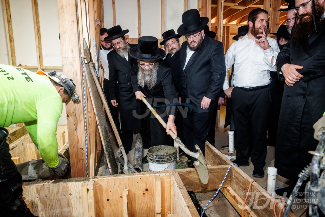 מעמד יציקת הבורות פאר'ן נייעם מקוה אין ביהמ"ד בית אברהם יצחק אין שטוב פון הנגיד ר' יואל אייזדארפער הי"ו אין מאנסי