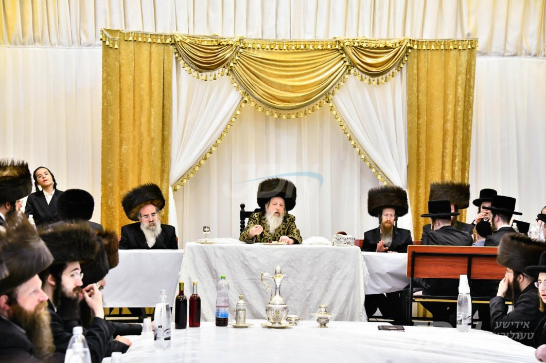 פסח אין חצר הקודש דזיקוב וויזניץ