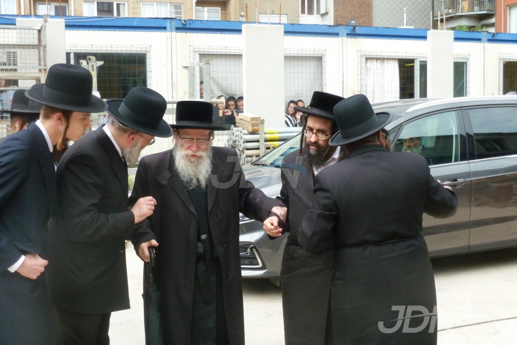 האדמו"ר מפשעווארסק פארט ארויס קיין דייטשלאנד, צו וויילן אויף די זוממער וואכן נעבן די רעבעצין תליט"א לרפו"ש