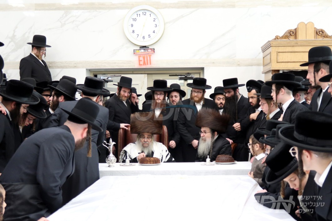 האדמו"ר מבית יצחק ספינקא מכבד געווען האדמו"ר מסאטמאר מיט סנדקאות ביים ברית פון א דאפלטע אייניקל
