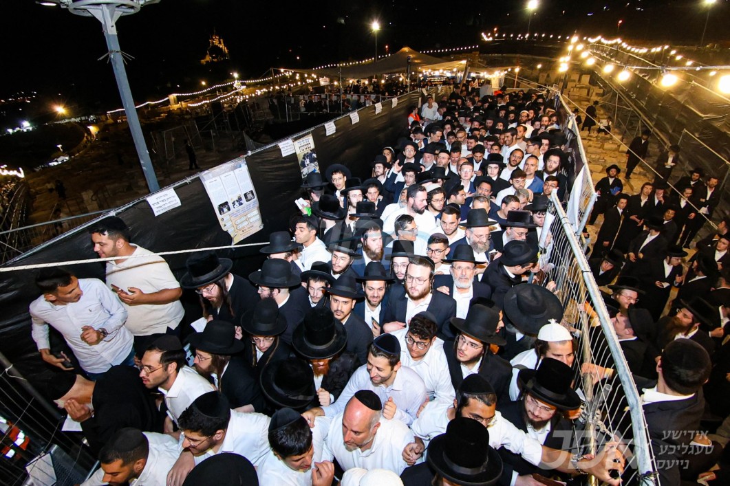 טויזענטער ביים עלי' לציון פונעם אור החיים הק' זי"ע אויפן הר הזיתים לרגל די יארצייט