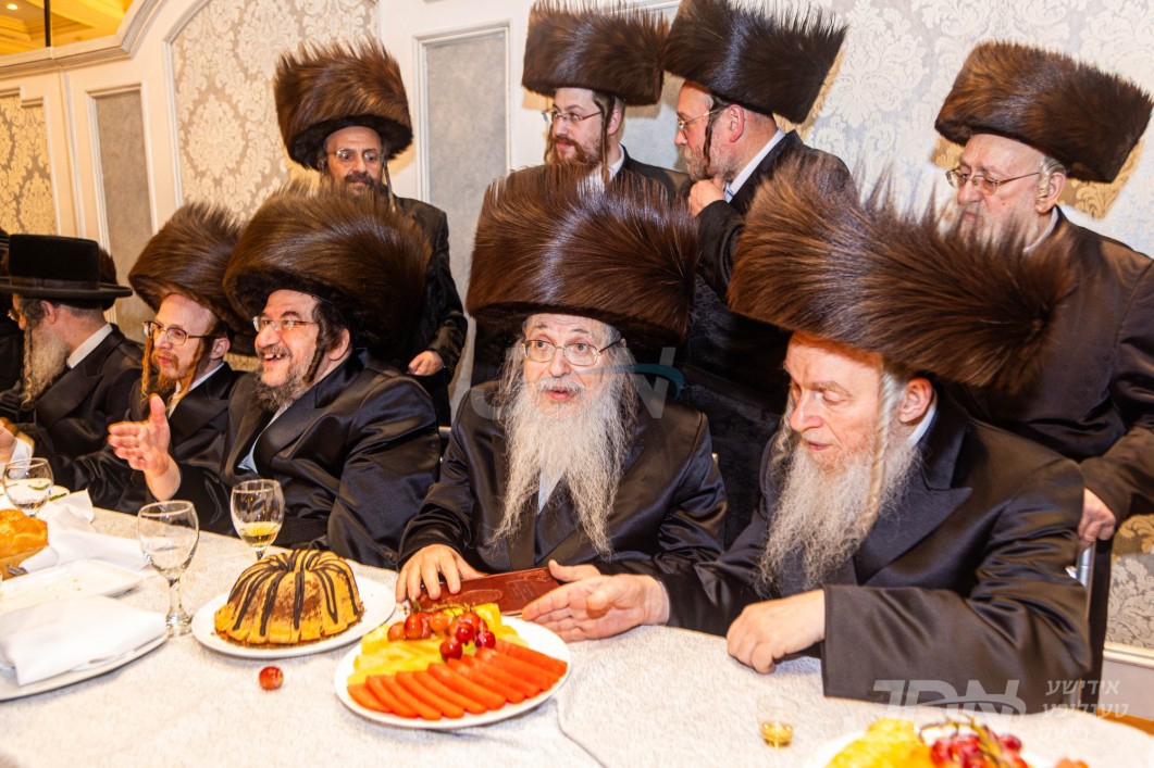שמחת החתונה פון החתן אייניקל פון אב"ד סאטמאר מאנטשעסטער מיט הכלה בת אב"ד טאהש וויליאמסבורג