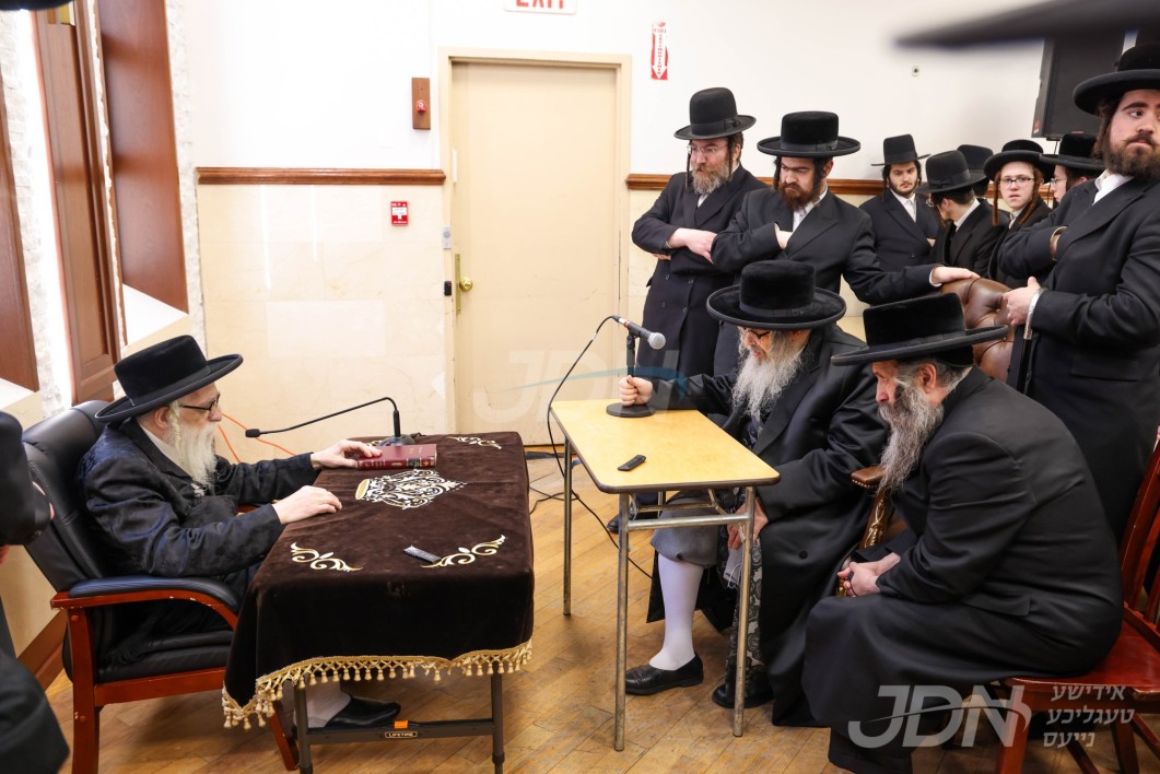 ניחום אבלים ביי האדמו"ר מקאשוי ע"פ אחיו הגה"צ גאב"ד קרית קאשוי זצ"ל