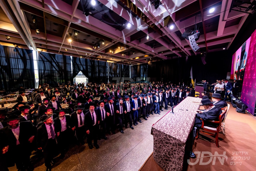 היסטארישע אדאפט א כולל קאנווענטשין אין כפר סבא ארץ ישראל: טויזענטע ראשי כוללים פון גאנץ ארץ ישראל, פון אלע שיכטען און קרייזען. צאם געקומן פאר א מעמד פון חיזוק און הדרכה