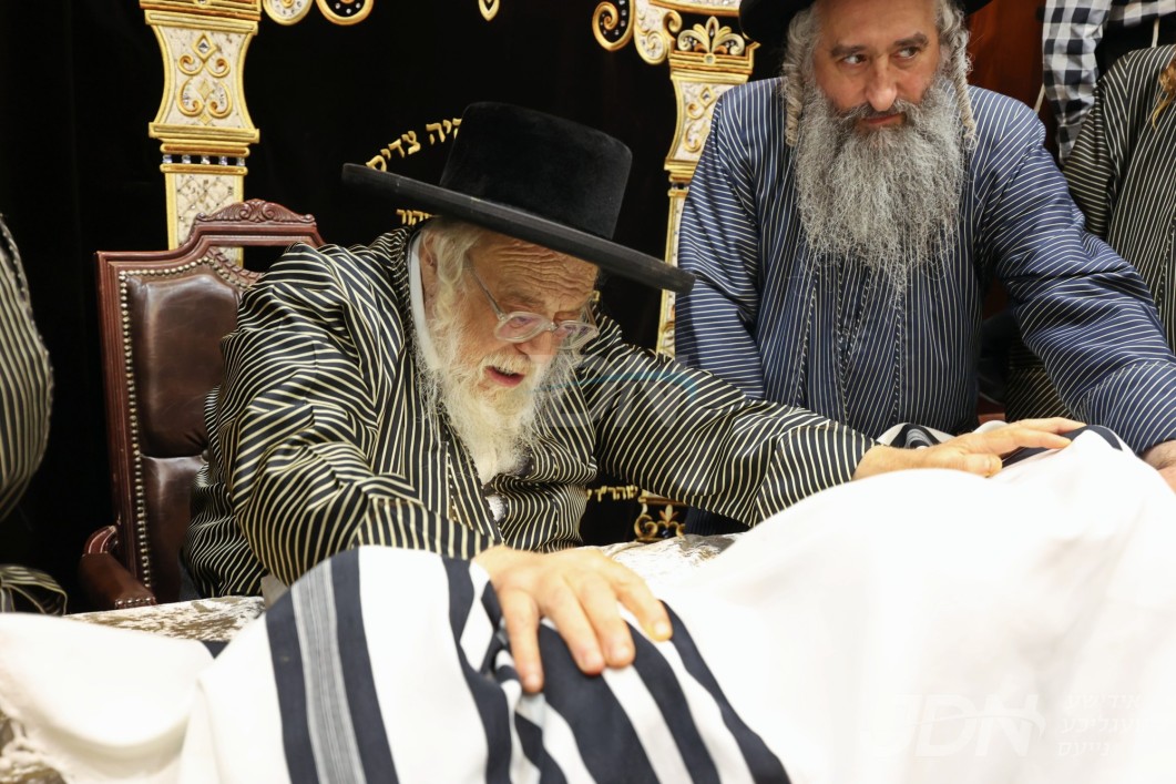 האדמו"ר מתולדות אהרן ביים לערנען א"ב מיט די אפשערן קינדער אין בית שמש