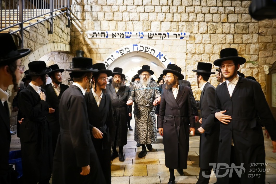 האדמו"ר מוויזניץ פון לאנדאן איז מתפלל ביים ציון הרשב"י אין אתרא קדישא מירון