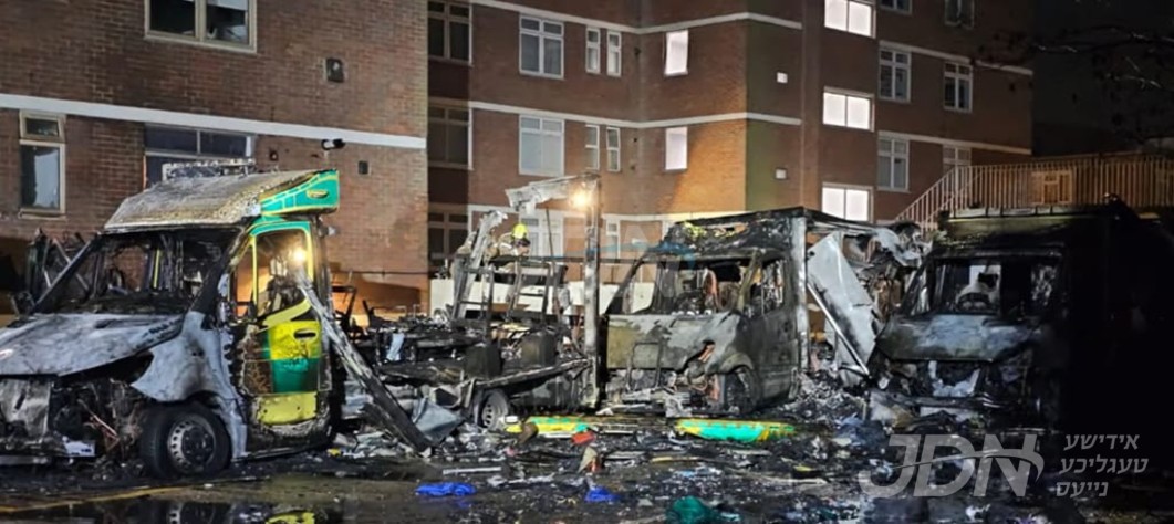 שרעקליכע האס אינצידענט אין לאנדאן, פיר הצלה אמבולאנסן פארניכטעט אין ארסאן אטאקע אין גאלדערסגרין