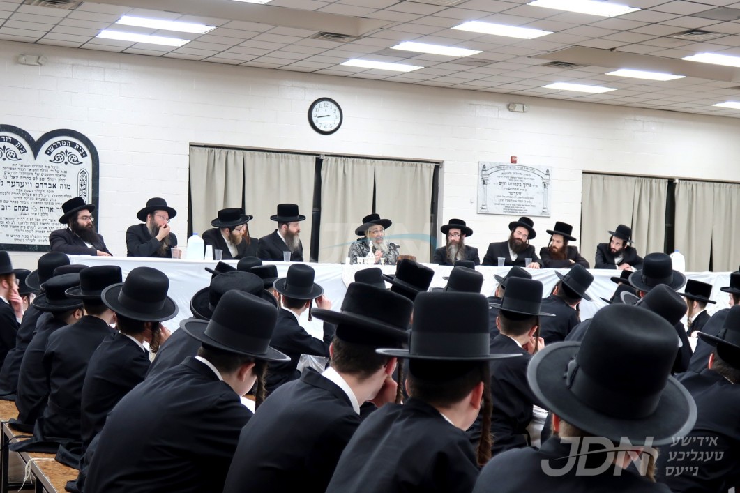 האדמו"ר מסאטמאר ביים מסיבת לחיים לרגל די יארצייט פון הייליגן רבי ר' אלימלך מליזענסק זי"ע מיט תלמידי ישיבה קטנה סאטמאר מאנסי סניף קנין תורה‎