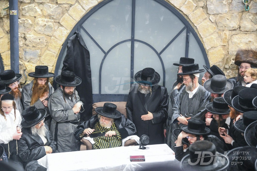 האדמו"ר מתולדות אברהם יצחק איז מתפלל ביים ציון הרשב"י אין אתרא קדישא מירון