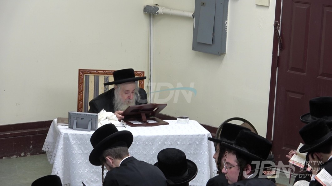 תשעה באב ביי האדמו"ר מצאנז קלויזענבורג במעון קדשו נעבן מחנות צאנז קלויזענבורג אין וואדבורן