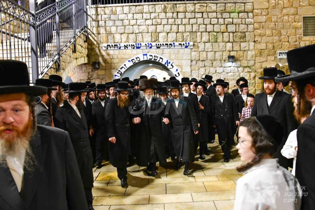 חאלאקע פון אור אייניקלעך פון האדמו"ר מסערט וויזניץ, אין אתרא קדישא מירון