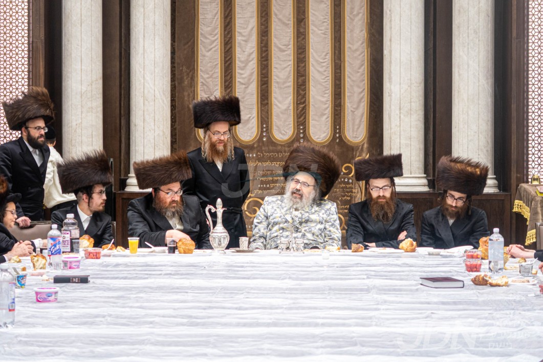האדמו"ר מוויזניץ פון לאנדאן ביי מלוה מלכה אין קרית סקווירא