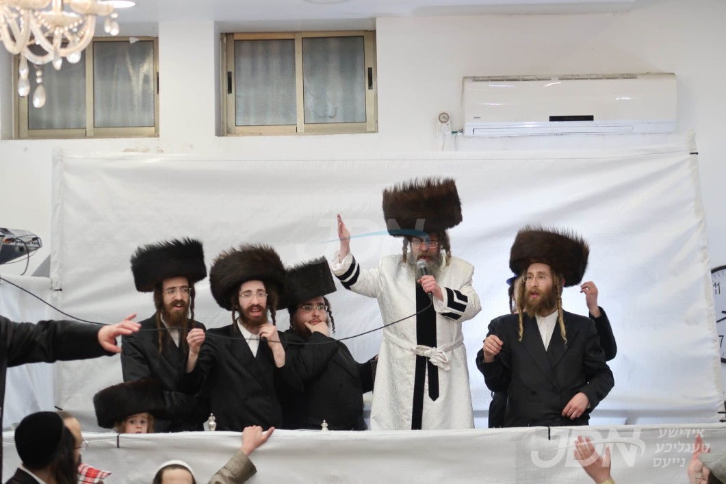 פורים אין חצר הקודש קרעטשניף סיגעט