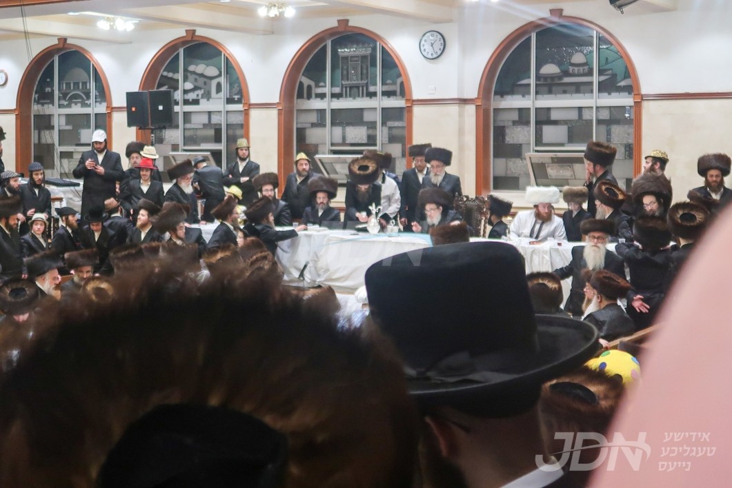 פורים אין חצר הקודש פאפא