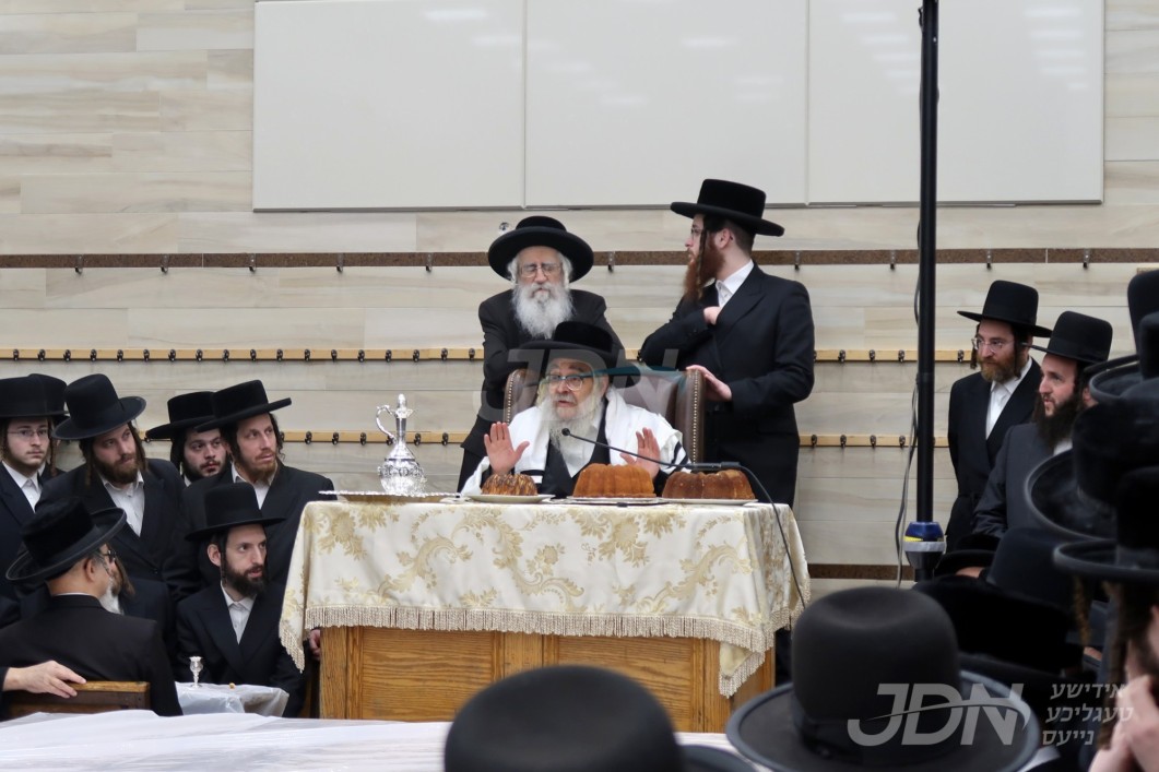 האדמו"ר מסאטמאר ביים לחיים טיש לרגל די יארצייט פון הרה"ק מצאנז זי"ע