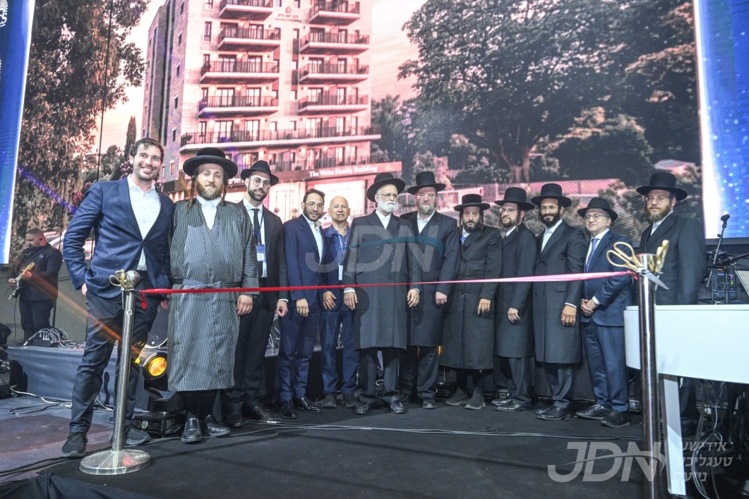 היסטארישע צוזאמענטרעף אין ארה"ק פון גרויסע דאקטוירים מיט נדבנים, הנהלה און שטאב פון RCCS
