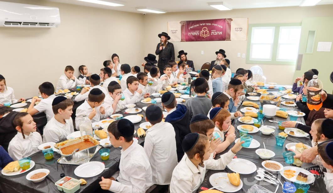 א הערליכע סעודת ראש חודש איז פארגעקומען אין תלמוד תורה אהבת התורה אין לעיקוואוד, וואו די תלמידים אינאיינעם מיט די געטרייע מחנכים האבן אנגעהויבן דעם נייעם ווינטער זמן הבעל"ט מיט א חשק