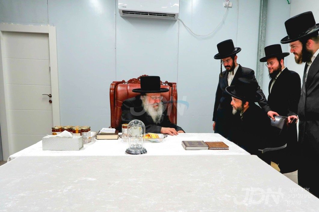 האדמו"ר מנדבורנה ביי קבלת קהל אין בית שמש לקראת די ימי הרחמים והרצון