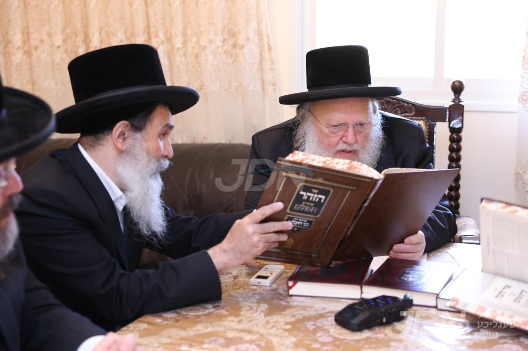 דעלעגאציע פון מלכות הזוהר "בני היכלא" ביים איבערגעבן פאר האדמו"ר מקאמארנא די נייע סעט פון פיר בענדער אויף ספר ויקרא
