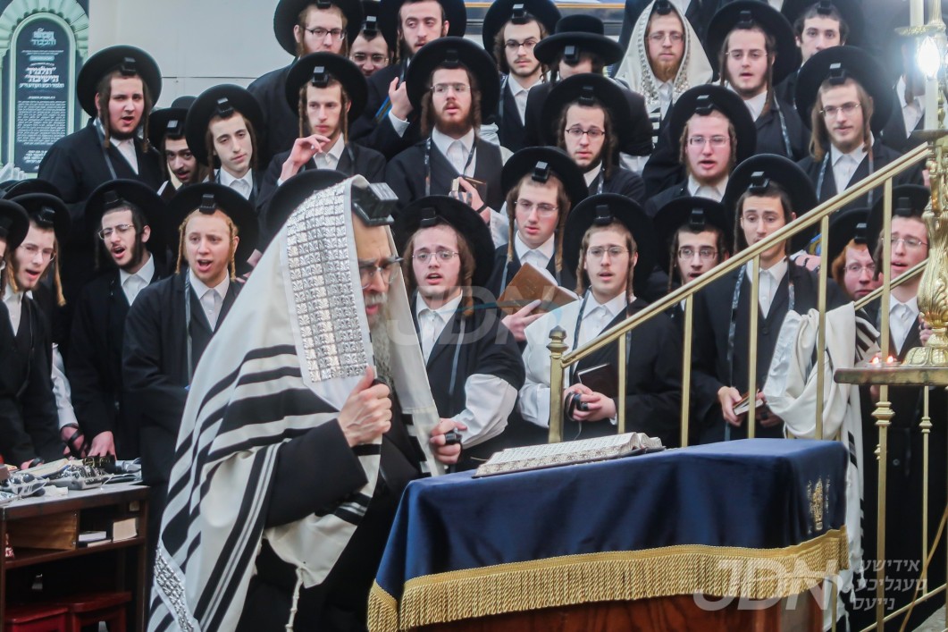 האדמו"ר מסאטמאר ביי די תפילות ראש חודש, אין ישיבה גדולה קרית יואל, מיט די תפילין דרבינו תם מירושת אבותיו זי"ע
