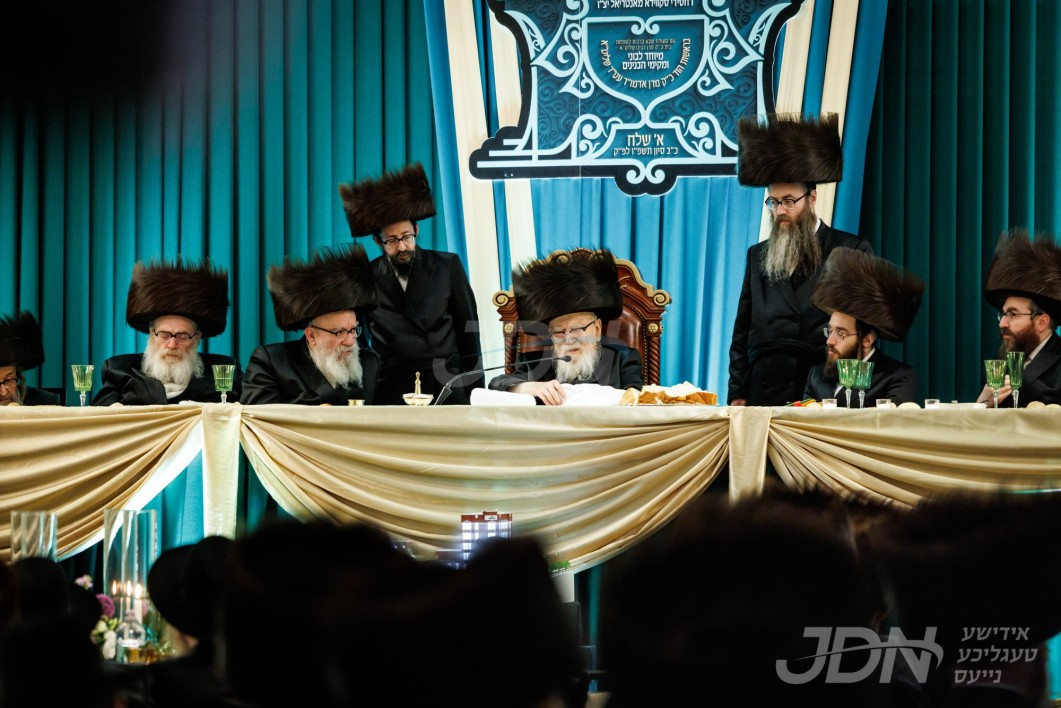 מעמד חנוכת בניני מוסדות סקווירא מאנטריאל אינאיינעם מיטן שמחת השבע ברכות פון אן אור אייניקל פון האדמו"ר מסקווירא