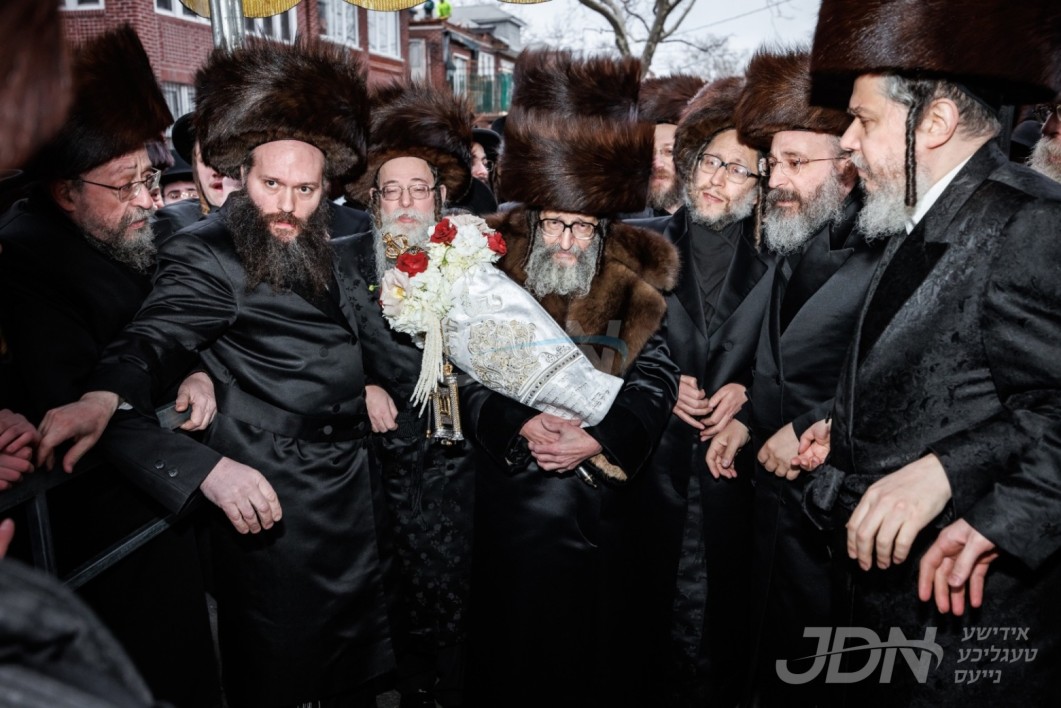 מעמד הכנסת ספר תורה וועט פארקומען בחצר הקודש ישועת יעקב סקולען, לזכר נשמתו פון הרה"ק מסקולען זצ"ל