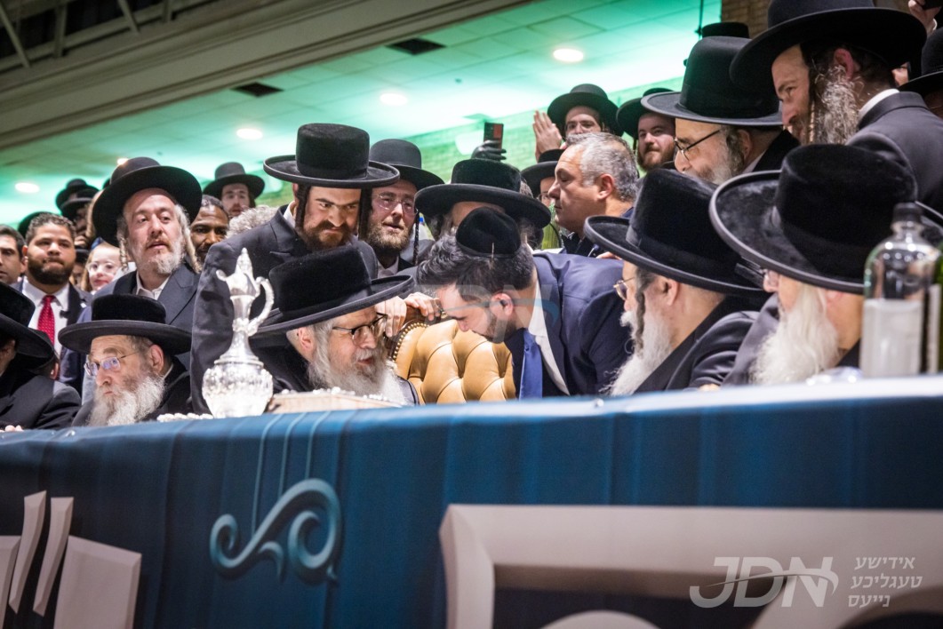 האדמו"ר מסאטמאר אדרעסירט די שרעקליכע התגרות באומות, מיט די וואס אטאקירן דעם ניו יארק סיטי מעיאר מאמדאני, ביים גרויסן יארצייט טיש אין קרית יואל